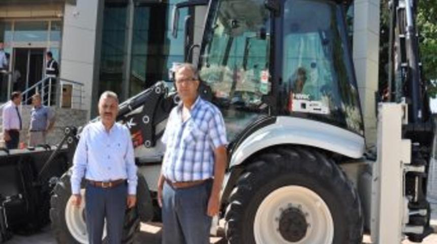 T&uuml;rkiye Belediyeler Birliği'nin Hibe Ettiği Kazıcı Reyhanlı&rsquo;ya Getirildi