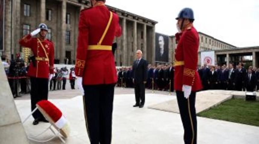 Meclis Başkanı &Ccedil;i&ccedil;ek, Atat&uuml;rk Anıtı&rsquo;na &Ccedil;elenk Koydu