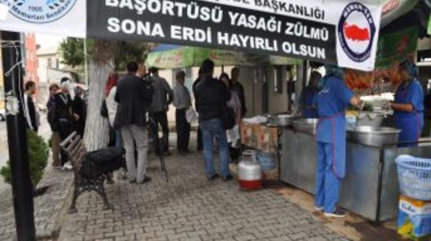 Kamuda Baş&ouml;rt&uuml;s&uuml; Yasağının Kaldırılmasını Lokma D&ouml;kerek Kutladılar