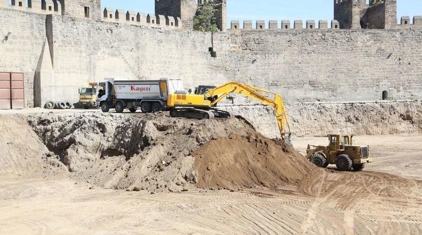 Kale I&ccedil;inde Kazı &Ccedil;alışmaları Başladı
