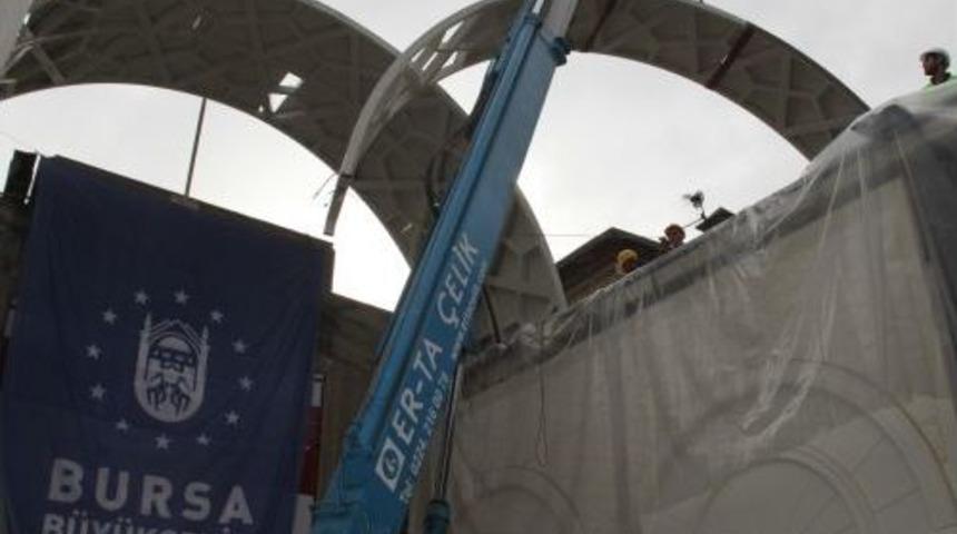 Bursa Kapalı &Ccedil;arşı'ya Ilk Tonuz Yerleştirildi, &Ccedil;alışmalar Başladı