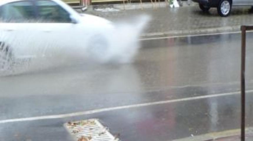 &Ccedil;orlu&rsquo;da Sağanak Yağış Etkili Oluyor