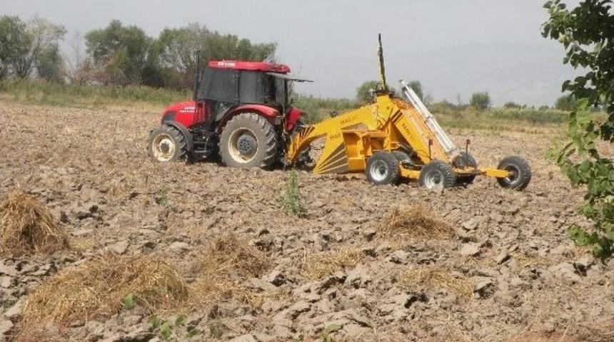 Erzincanlı &Ccedil;ift&ccedil;ilere Makine Desteği S&uuml;r&uuml;yor
