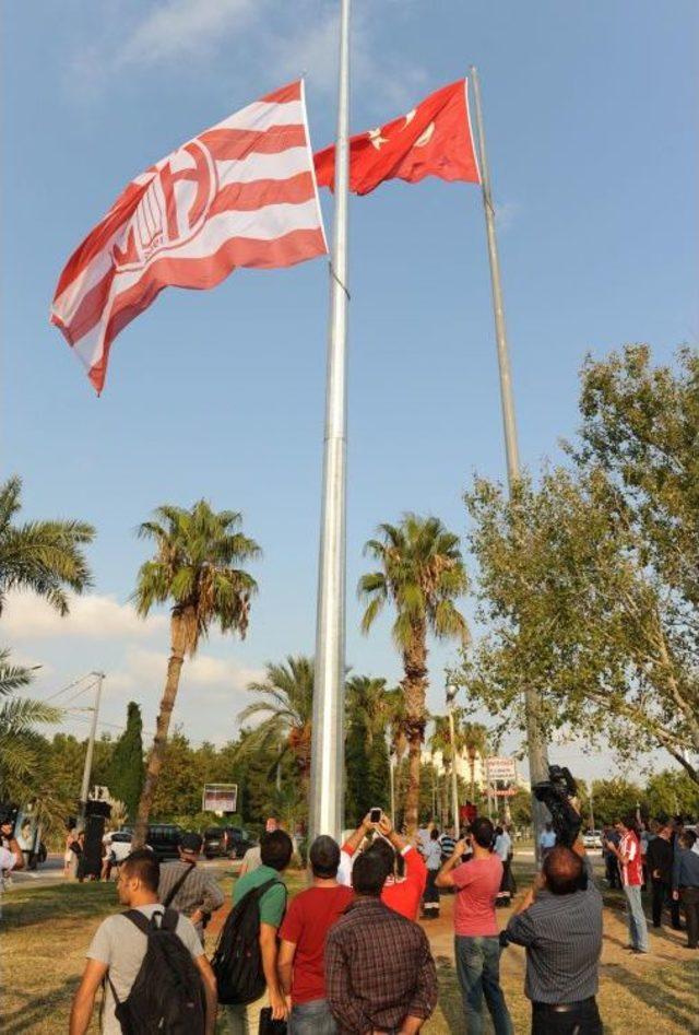 Medical Park Antalyaspor'un Bayrağı Seyir Terasında Dalgalandı