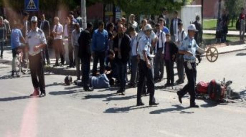 Motosikletliyi Kaskı Kurtardı