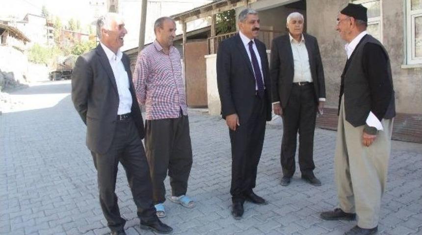 Mahalle Sakinlerinden Belediyeye Teşekk&uuml;r Pankartı