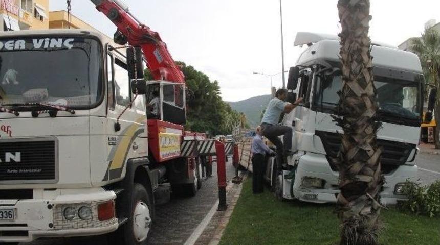 Sel&ccedil;uk'ta Mermer Y&uuml;kl&uuml; Tır Orta Ref&uuml;je &Ccedil;ıktı.