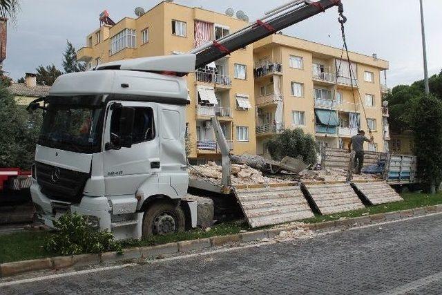 Selçuk'ta Mermer Yüklü Tır Orta Refüje Çıktı.