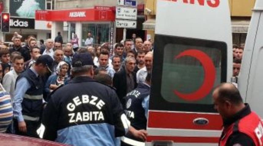 Tartıştığı Eşini Cadde Ortasında Bı&ccedil;akladı