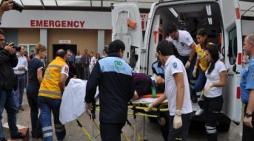 Tur Midib&uuml;s&uuml; U&ccedil;uruma Yuvarlandı: 2 &Ouml;l&uuml;, 12 Yaralı