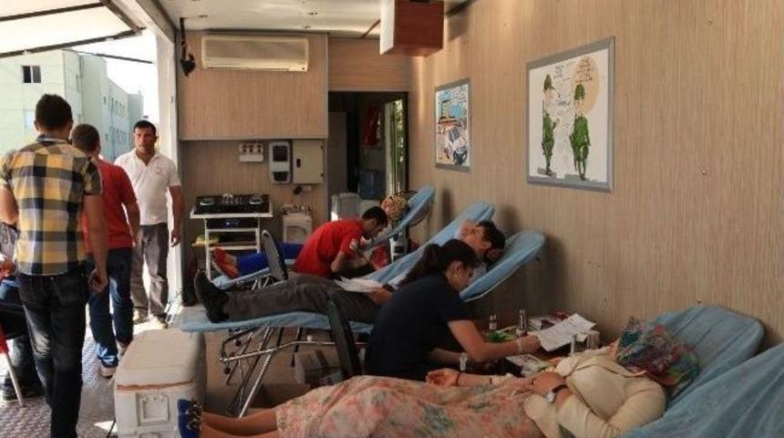 &Uuml;niversite &Ouml;ğrencilerinden Kan Bağışı Kampanyasına Destek