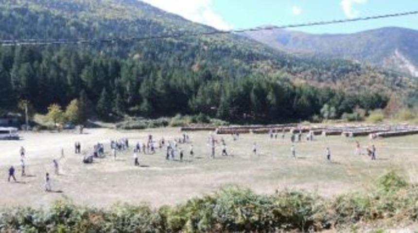 Gen&ccedil;ler Piknikte Stres Attı