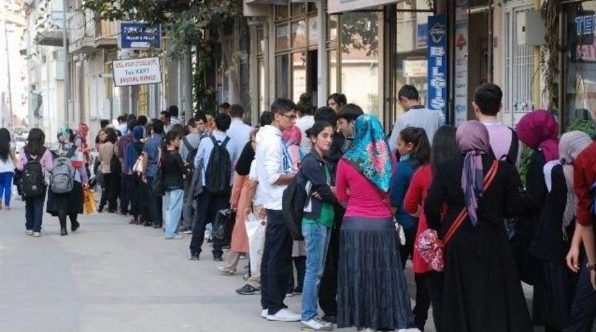 &Ouml;ğrenciler Vize Kuyruğunda