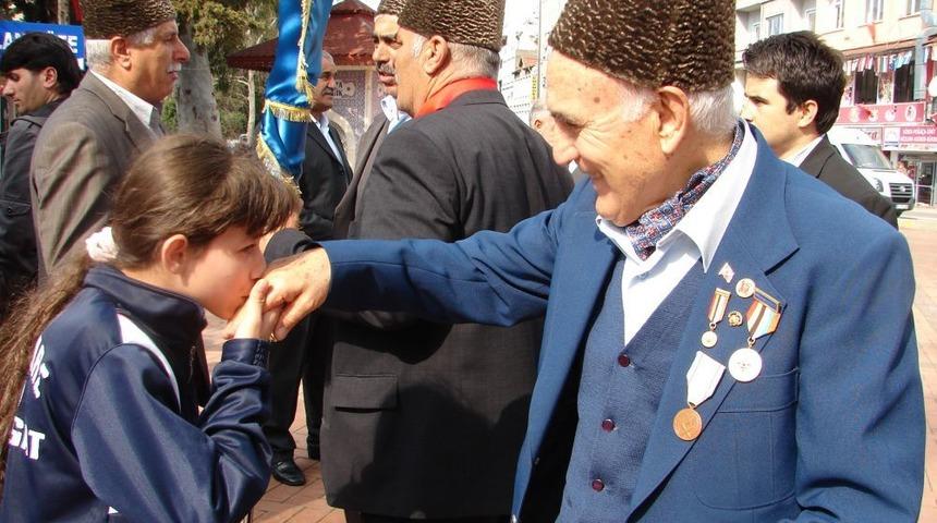 &Ouml;ğrenciler, Gazilerle Buluşarak Savaş Anılarını Dinliyor