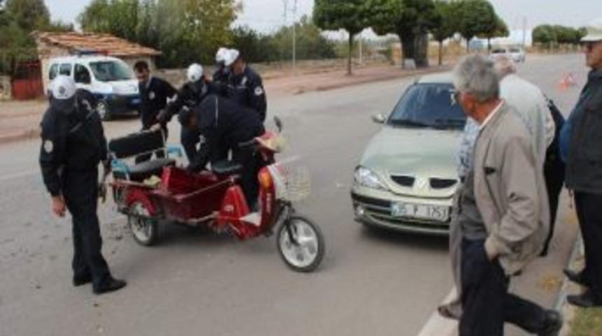 Otomobil Elektrikli Bisiklete &Ccedil;arptı: 1 Yaralı