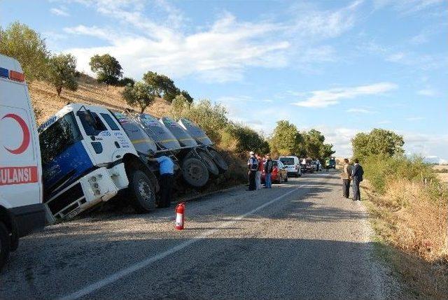 Süt Tankeri Devrildi, Litrelerce Süt Yola Aktı