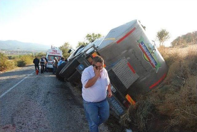 Süt Tankeri Devrildi, Litrelerce Süt Yola Aktı