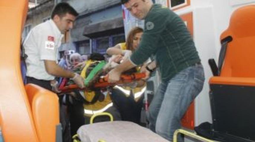 Yolda y&uuml;r&uuml;rken kafasına sunta d&uuml;şt&uuml;