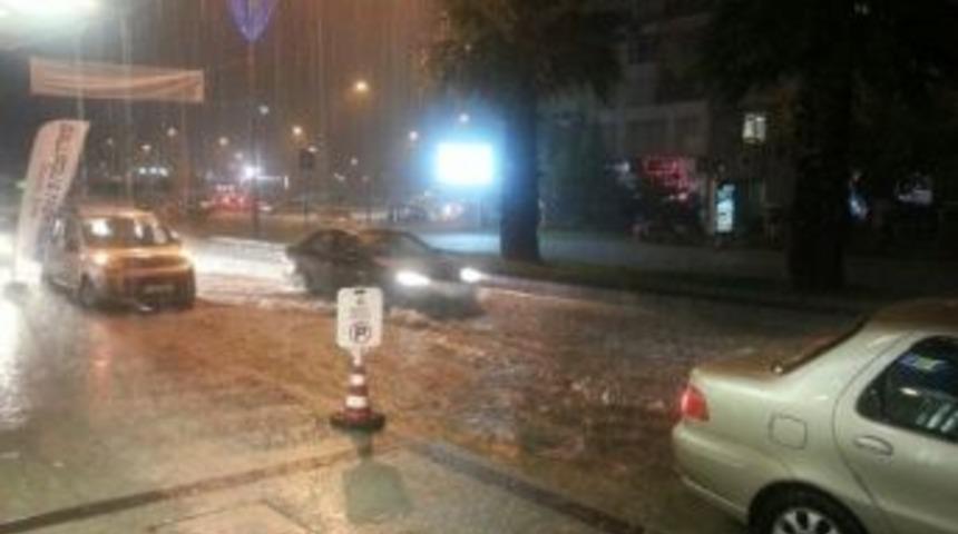 Sağanak Yağış Çanakkale’de Hayatı Felç Etti
