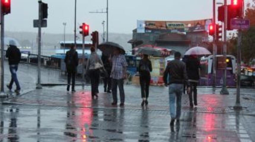 İstanbul&rsquo;da Yoğun Yağış Sabaha Kadar Aralıksız Devam Etti