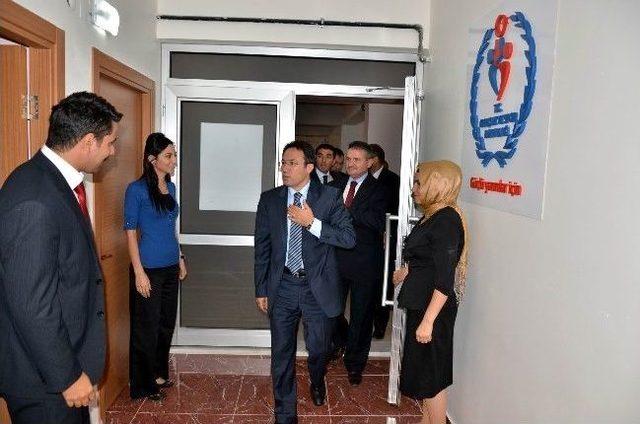 Vali Akdemir Erzincan Gençlik Merkezi'ni Ziyaret Etti