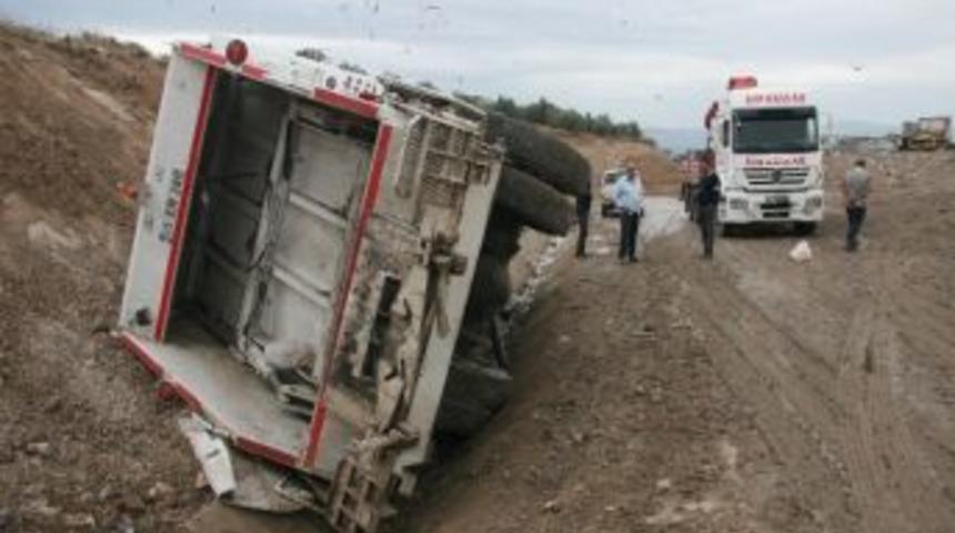 Bursa'da 10 Tonluk &Ccedil;&ouml;p Kamyonu &Ccedil;amurlu Yolda Devrildi