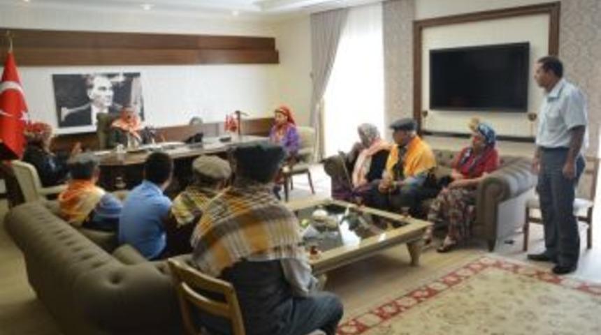 Y&ouml;r&uuml;k Efe K&uuml;lt&uuml;r Derneği'nden Vali Ayyıldız'a ziyaret