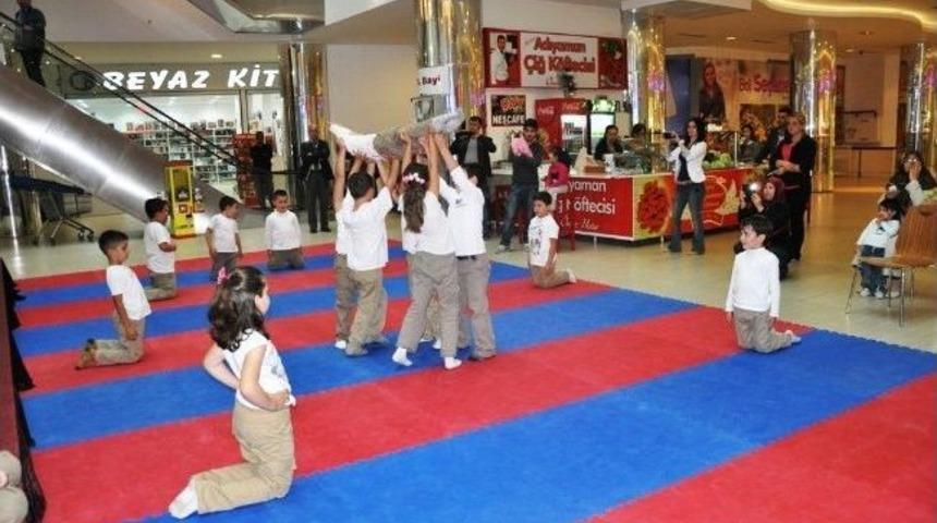 D&uuml;zce&rsquo;de Cimnastik G&ouml;sterisi Alkış Aldı