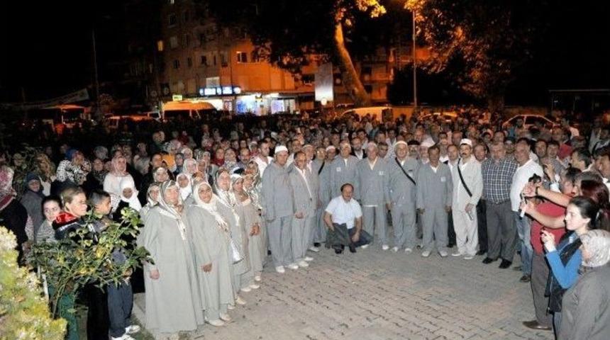Hacı Adayları Kutsal Topraklara G&ouml;zyaşlarıyla Uğurlandı