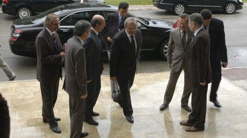 Vali Karaloğlu&rsquo;ndan &Uuml;niversiteye Yazılım Desteği