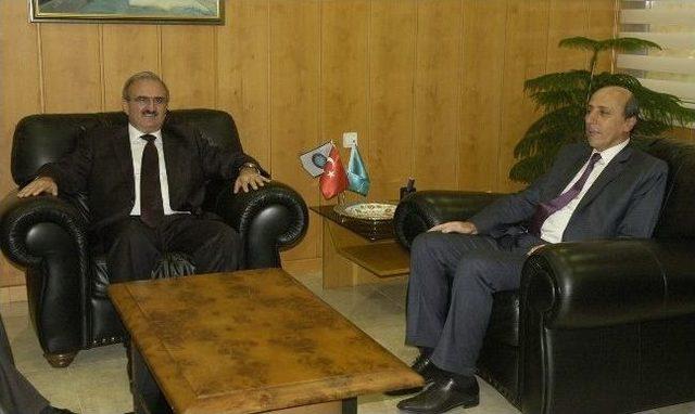 Vali Karaloğlu&rsquo;ndan &Uuml;niversiteye Yazılım Desteği 2