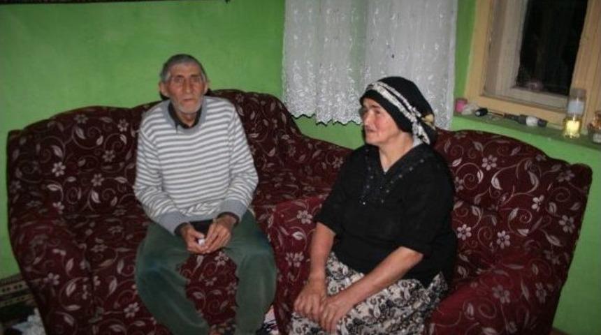 (&ouml;zel Haber) Kars&rsquo;ta 7 Aydır &Ouml;z&uuml;rl&uuml; Eşi İle Karanlıkta Yaşıyor