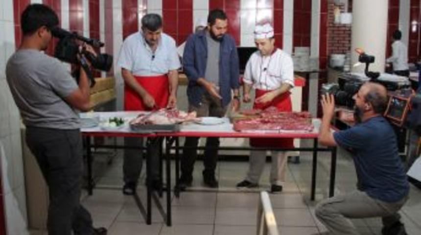 Sanat&ccedil;ı Turgay Başyayla&rsquo;dan Cıvıklıya &Ouml;vg&uuml;