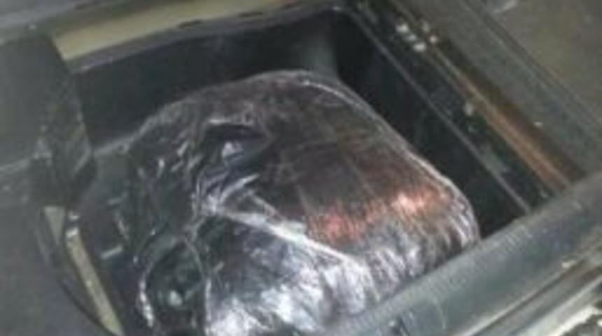 Yunus Ekipleri L&uuml;ks Otomobilde 6 Kilo Esrar Ele Ge&ccedil;irdi