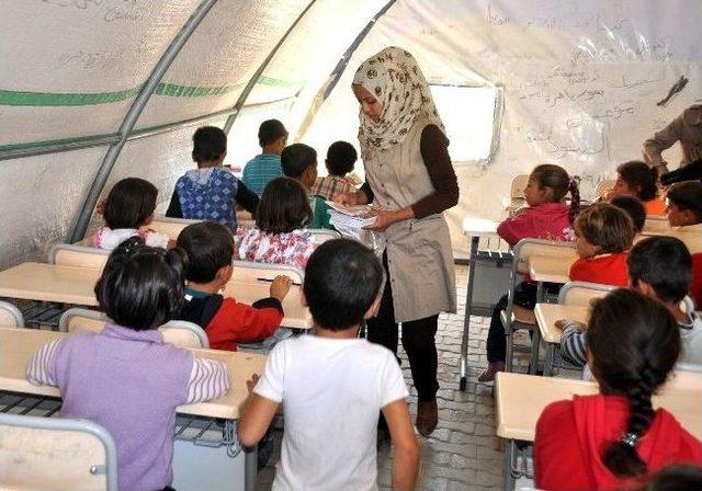 Çadır Kent Öğrencilerine Kırtasıye Yardımı