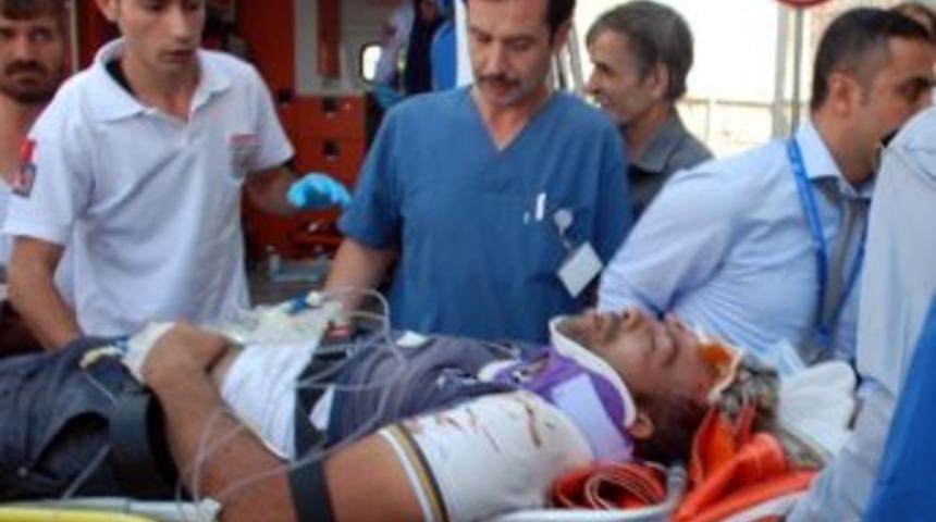 İnşaat Kalıbı Y&uuml;kl&uuml; Kamyonet Takla Attı: 6 Yaralı