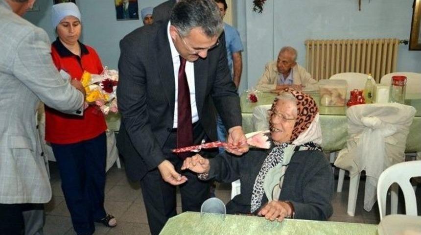 Vali Ayyıldız, D&uuml;nya Yaşlılar G&uuml;n&uuml;nde Yaşlıları Yalnız Bırakmadı