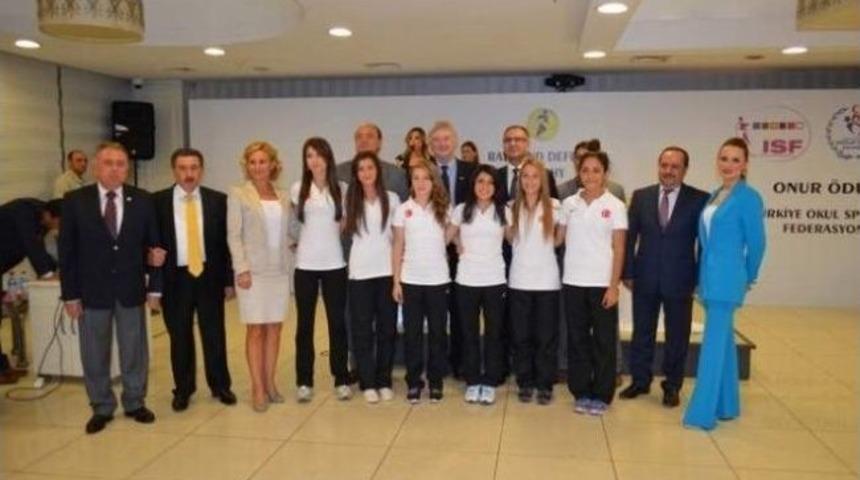T&uuml;rkiye&rsquo;ye Uluslararası Okul Sporları Federasyonundan Onur &Ouml;d&uuml;l&uuml;