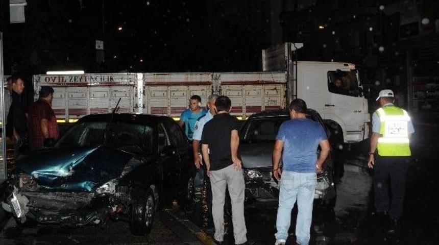 İzmir'de Otomobiller Koç Gibi Çarpıştı: 2 Yaralı