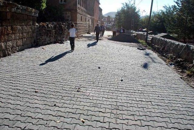 Bitlis Belediyesi’nden Yol Yapım Çalışması