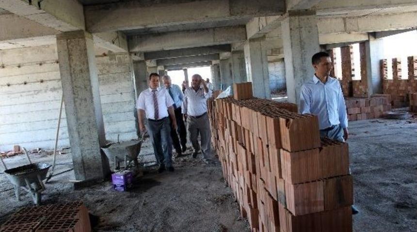 Samsat Kaymakamı İsmail S&uuml;nd&uuml;k Okul İnşaatlarını Denetledi