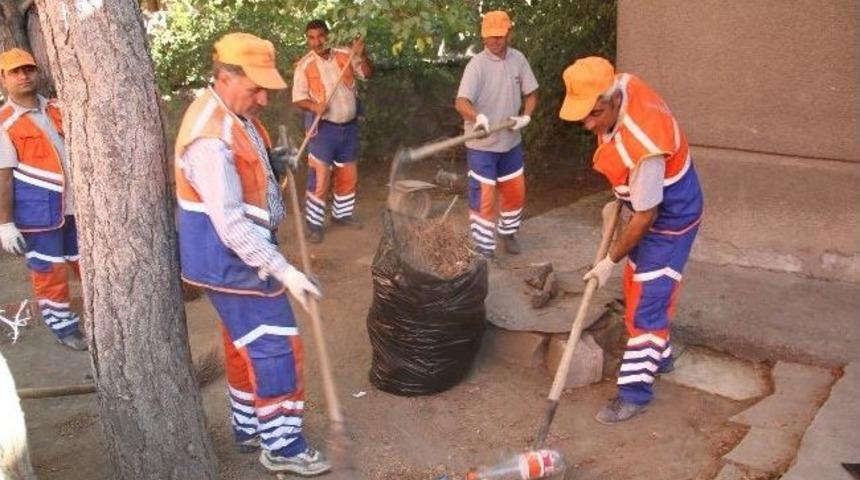 Erzincan Belediyesi Yardıma Muhta&ccedil; Vatandaşların Ev Ve Bah&ccedil;elerini De Temizliyor