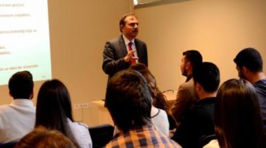 AİB&Uuml; Rekt&ouml;r&uuml; Coşkun, &Ouml;ğrencilerin Sorunlarını Dinledi