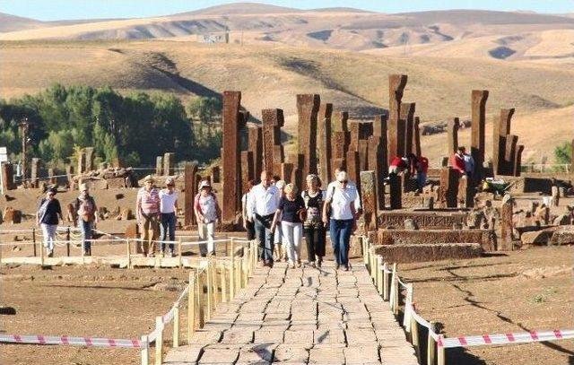 Alman Turistler Ahlat’a Hayran Kaldı