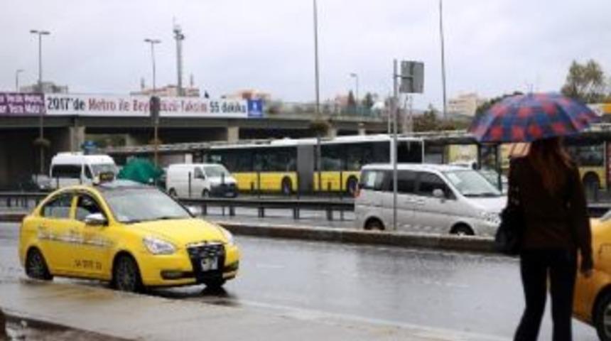 Yağmur, İstanbul Trafiğini Fel&ccedil; Etti