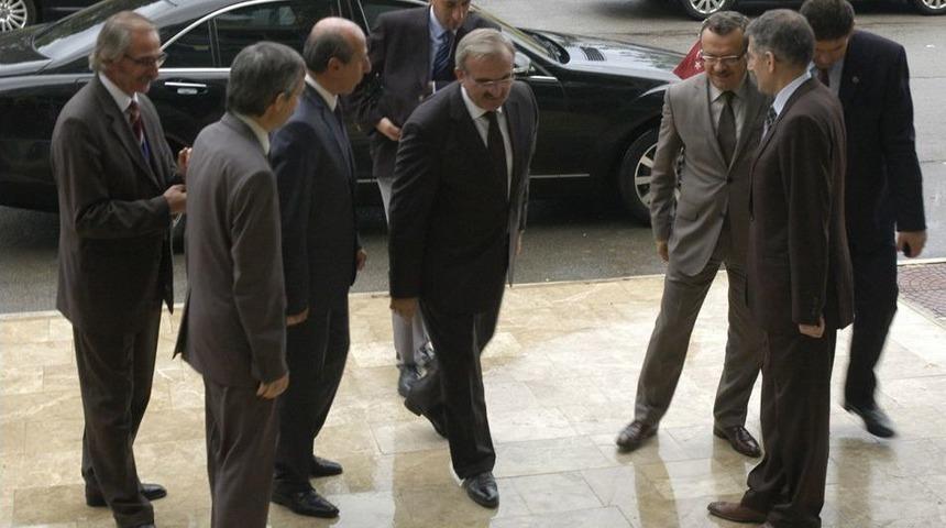 Vali Karaloğlu&rsquo;ndan U&Uuml; M&uuml;hendislik Fak&uuml;ltesi&rsquo;nden 'yazılıma Eğilin' Isteği