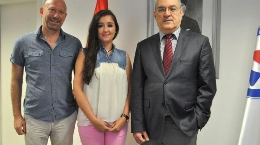 İzmir &Uuml;niversitesi&rsquo;nin Dubai&rsquo;deki Gururu Oldu