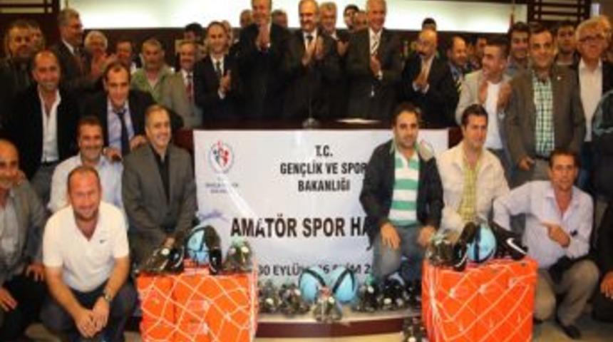 Vali M&uuml;nir Karaloğlu&rsquo;ndan 183 Amat&ouml;r Spor Kul&uuml;b&uuml;ne 3 Bin 300 &Ccedil;ift Krampon