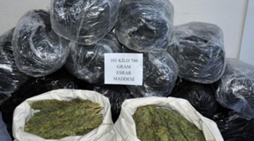 Adliyeden yarım ton uyuşturucu &ccedil;aldılar