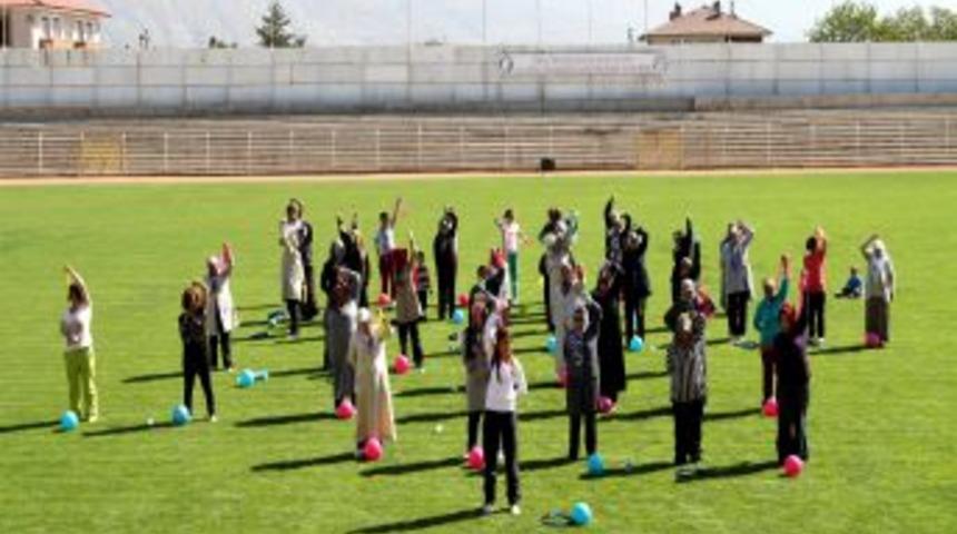 Ev Hanımları Stadyuma Taşındı